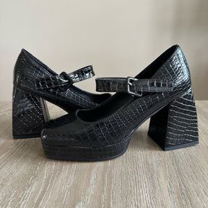 Mary Jane platform heels 👠